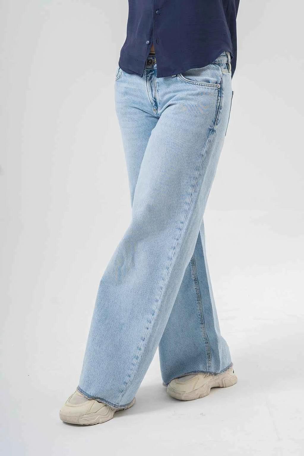 Comfortable Wide-Leg Light Blue Jeans for Everyday Wear