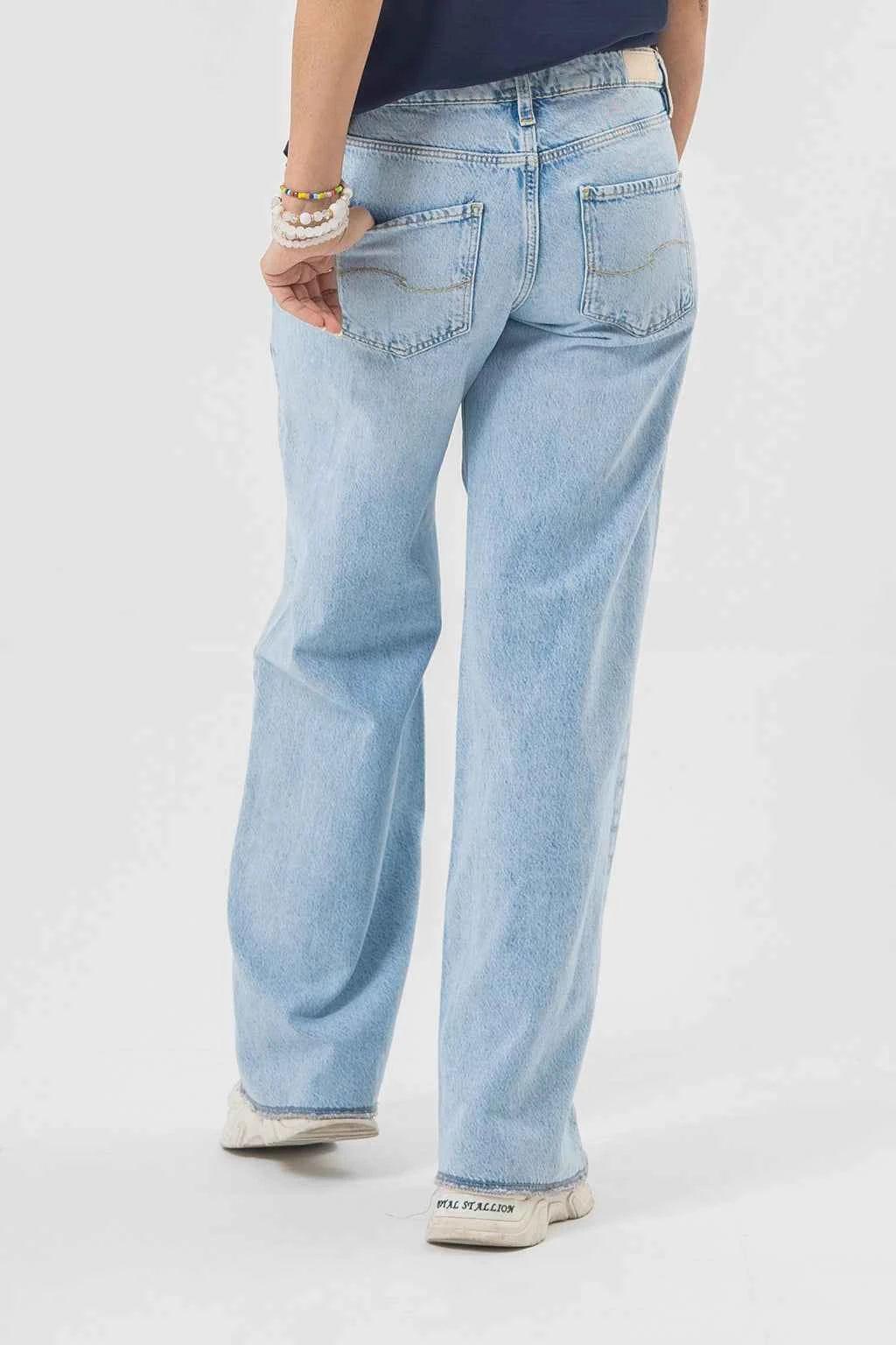 Comfortable Wide-Leg Light Blue Jeans for Everyday Wear