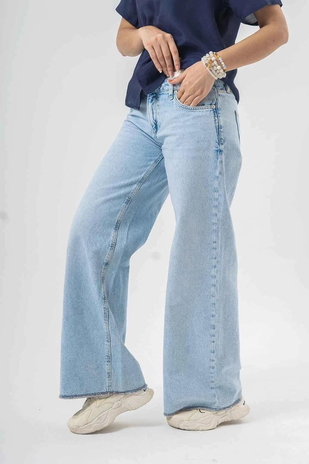 Comfortable Wide-Leg Light Blue Jeans for Everyday Wear